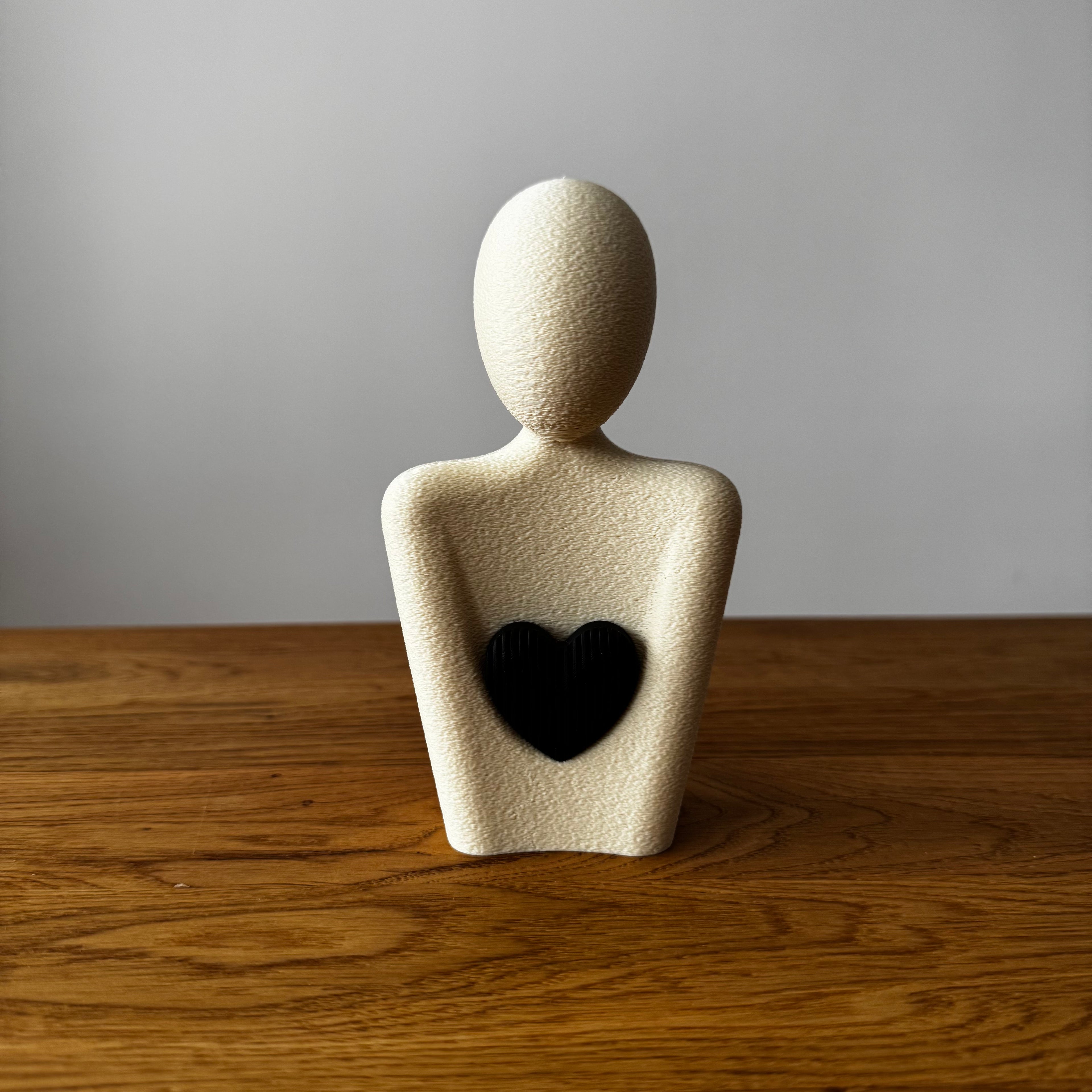 Statue Mutter mit Herz