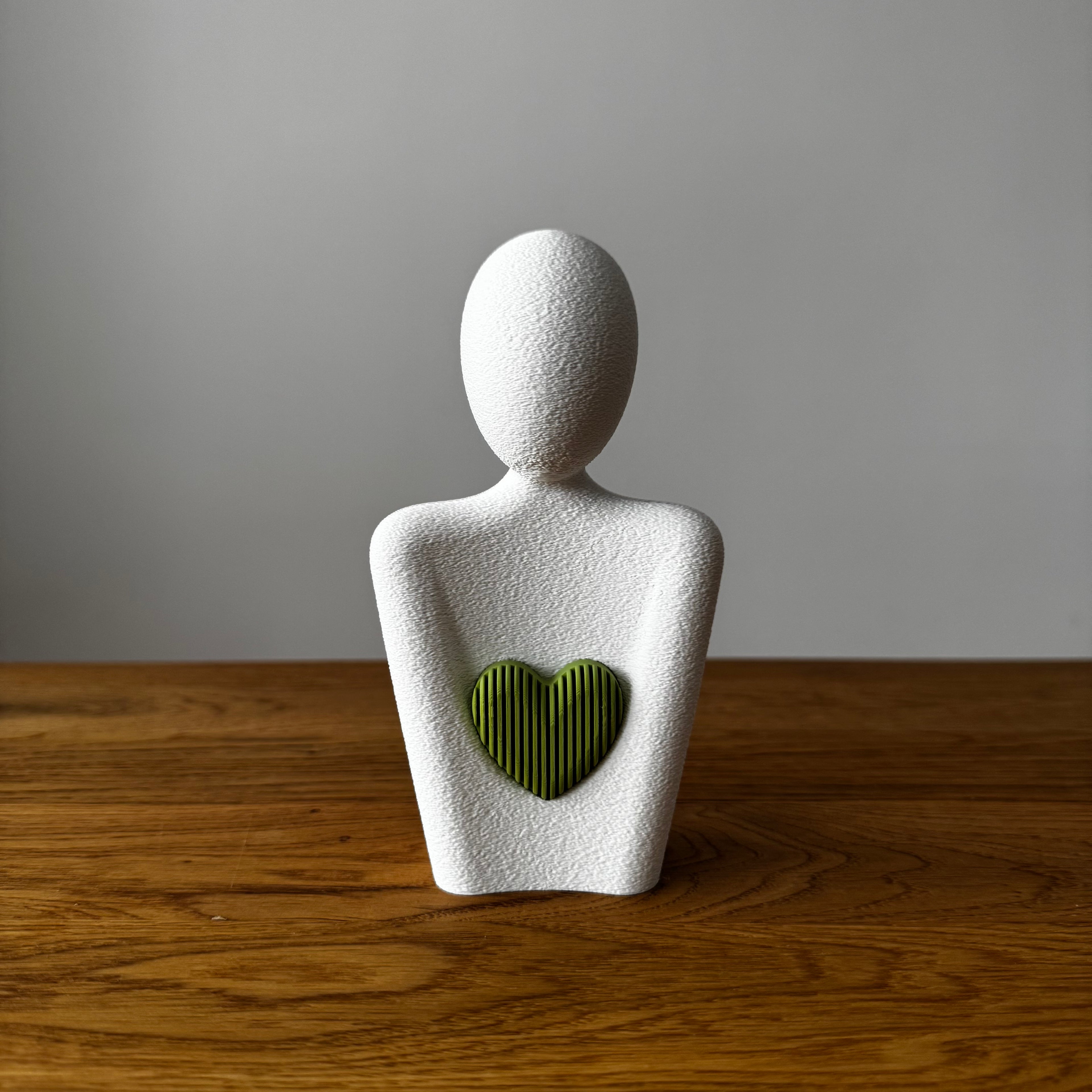 Statue Mutter mit Herz