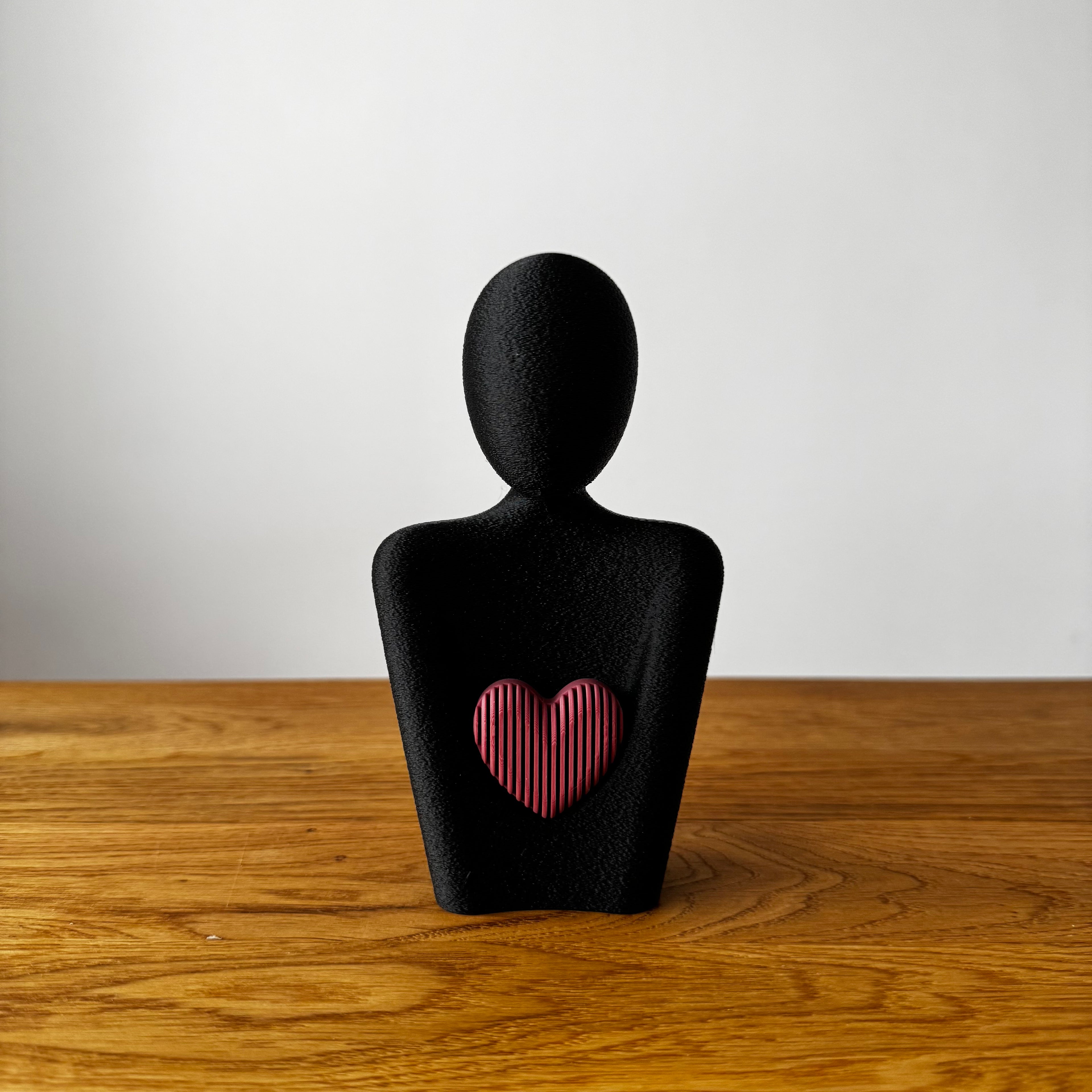 Statue Mutter mit Herz