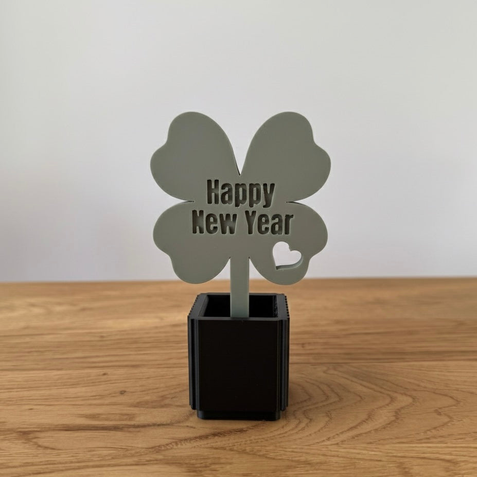 Kleeblatt im Pflanztopf Happy New Year, Viel Glück, Good Luck, 2026
