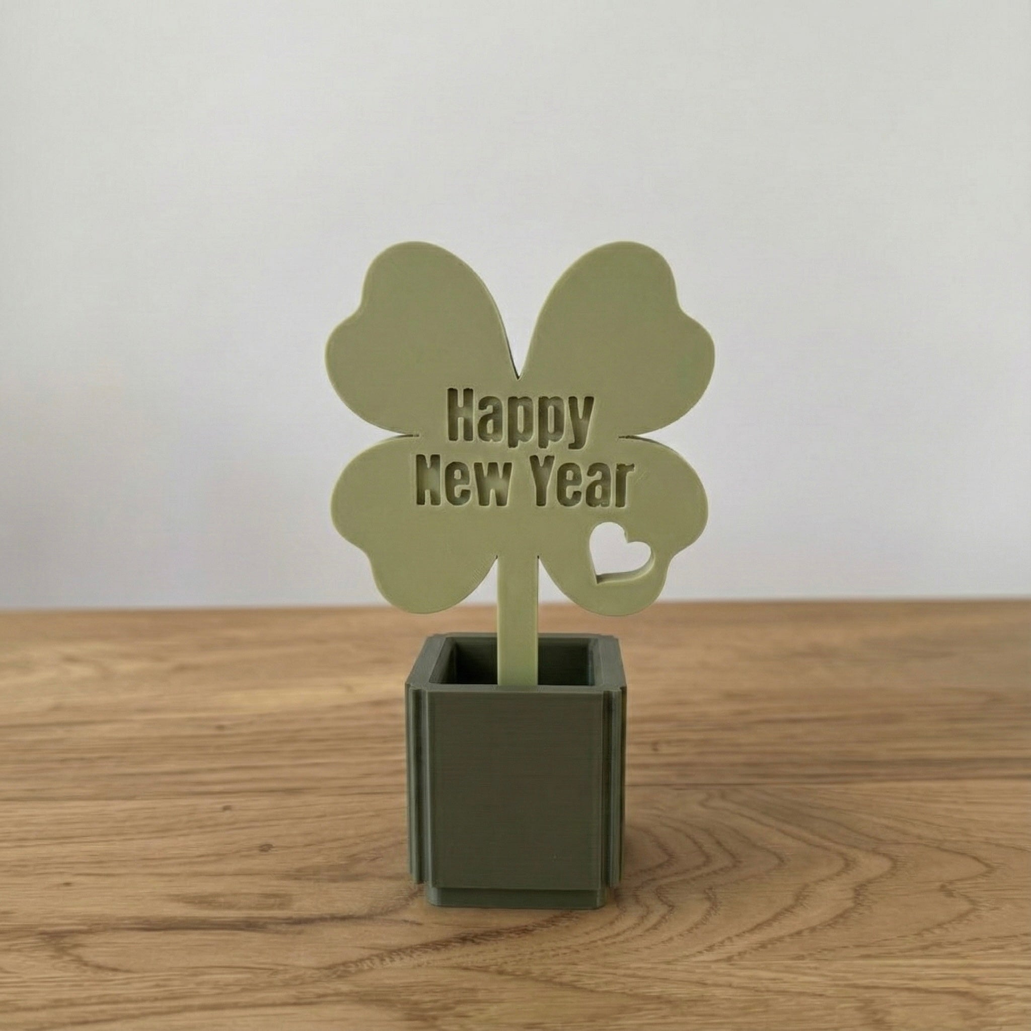 Kleeblatt im Pflanztopf Happy New Year, Viel Glück, Good Luck, 2026