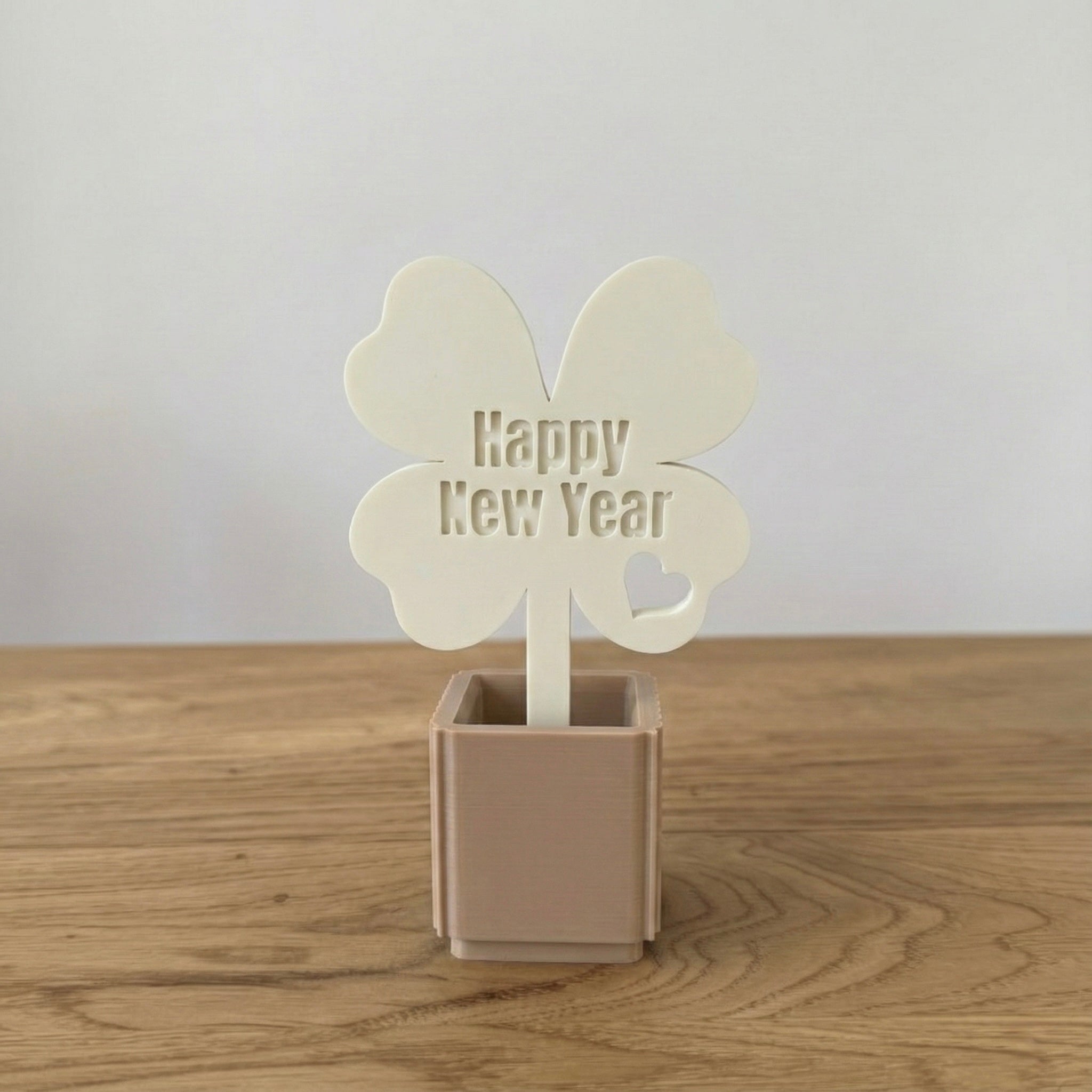 Kleeblatt im Pflanztopf Happy New Year, Viel Glück, Good Luck, 2026